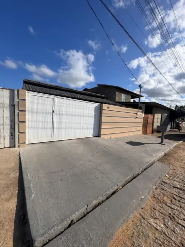 Casa com ótima localização em Atafona, com 3 quartos sendo 2 suítes, churrasqueira, piscin