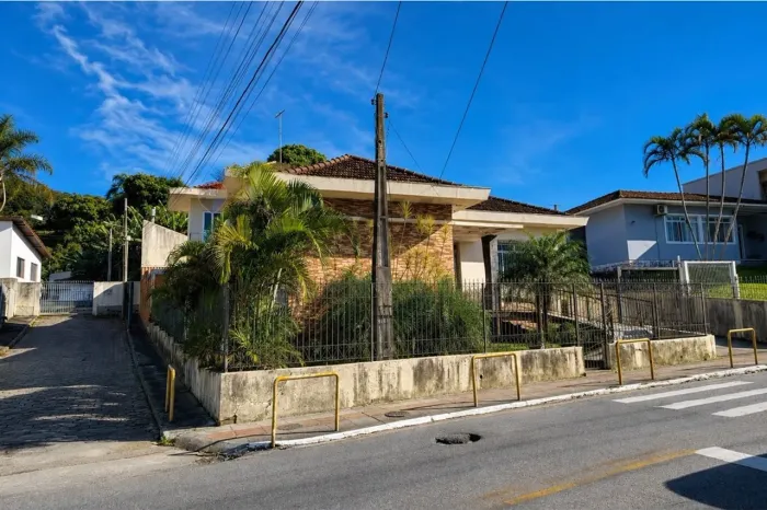 "Casa Antiga Charmosa no Centro de São José, SC"