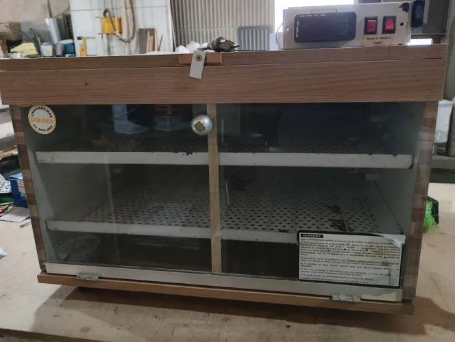 Vendo chocadeira semi nova 