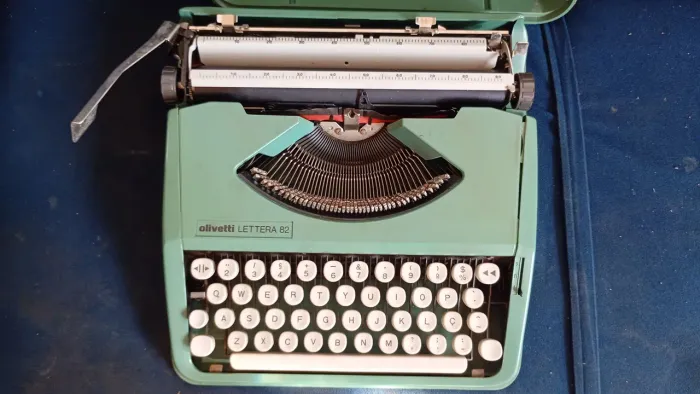 Máquina de escrever OLIVETTI