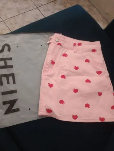 Saia jeans rosa com corações Shein