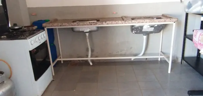 Pia mármore 2 cubas +estrutura ferro.