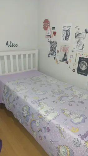 Cama de solteiro em madeira