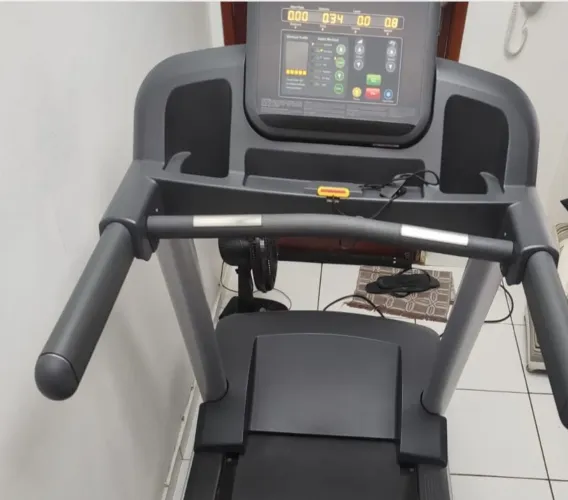 Esteira Life Fitness profissional.