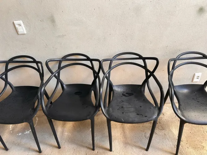 Cadeiras - conjunto de 4 cadeiras modernas e boa qualidade. Apenas com marcas de uso
