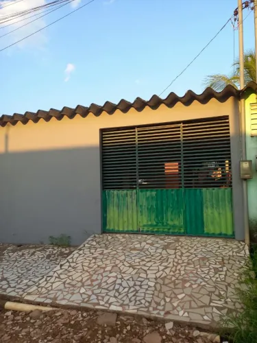 VENDO UMA CASA COM GARAGEM NA FRENTE CASA TODA MURADA