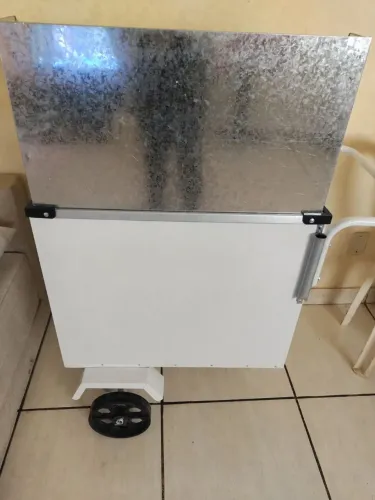 Carrinho de mão para hot dog, com condimentadora e guarda sol
