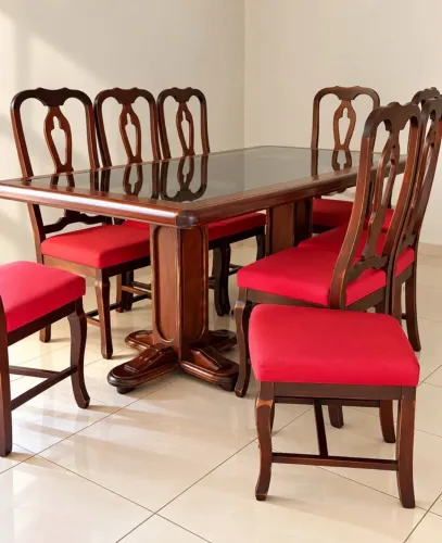 Mesa de Jantar com 08 Cadeiras em Madeira Maciça