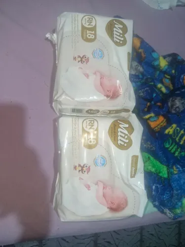 Vende-se esses dois pacotes de fralda rn Mili cada pacote tem 18 unidade