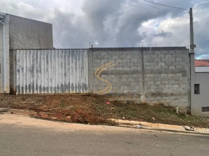 Terreno na Avenida à Venda | 250 m² Murado e Pronto para Construir