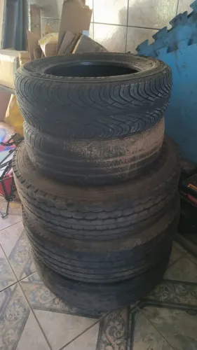 6 pneus 215/75R / 17,5 e 5 Pneus 235/ 75R /17,5