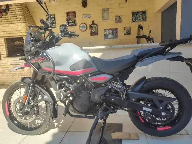 Vendo Himalaia 450 modelo 2026, super nova com acessórios e na garantia de fábrica.