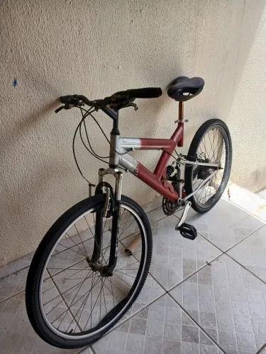 Bicicleta Aro 26 com Suspensão - Ótima para Uso ou Reforma