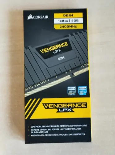 Memória RAM 8GB DDR4 na caixa Corsair Vengeance LPX