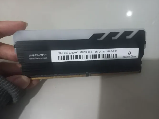 Vende-se 2 memórias Ram com 16 gigas,8 gigas cada uma