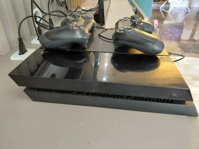 Ps4, dois controles, 15 jogos
