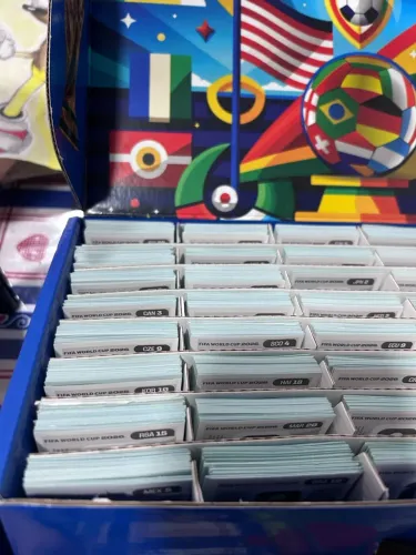 Figurinhas da copa kit mande qual precisa que vejo se tenho