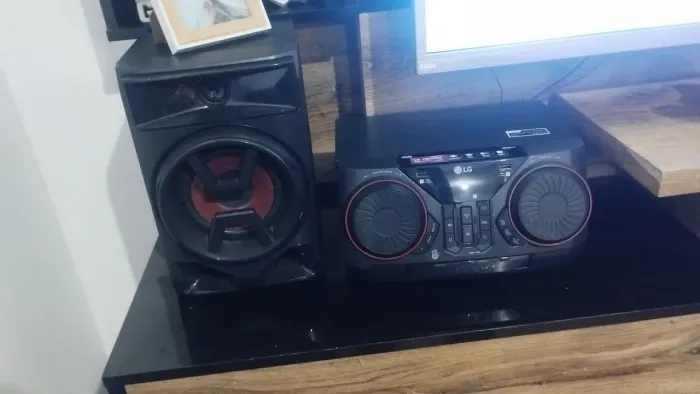 Vendo som LG xbom novo 