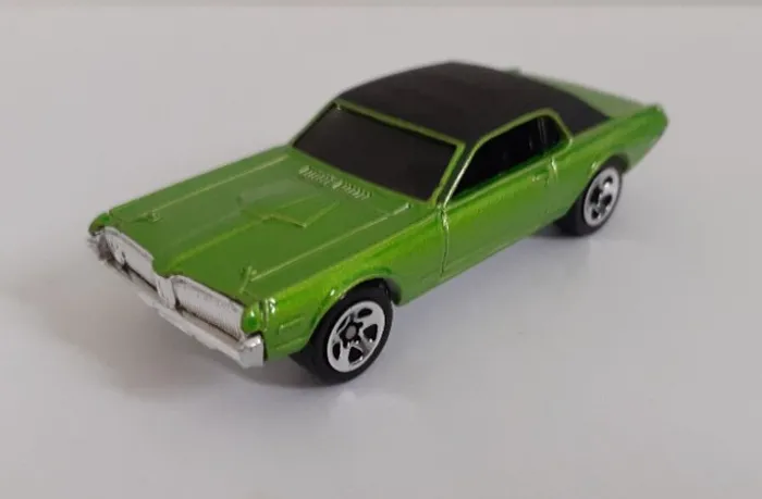 1968 Mercury Cougar - Escala 1/64 - Hot Wheels