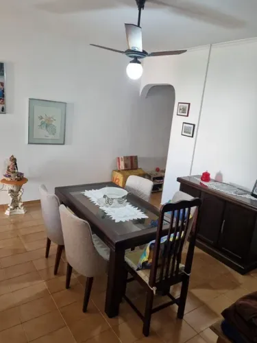 Mesa de Jantar em Madeira Maciça com Tampo de Vidro e aparador