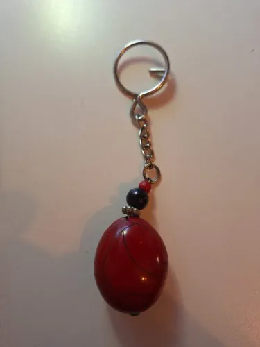 Chaveiro com detalhe em pedra vermelha
