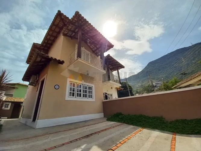 Sobrado com 2 dormitórios à venda, 110 m² por R$ 790.000,00 - S F Praia - São Sebastião/SP