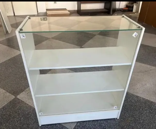 BALCÃO EXPOSITOR COM VIDRO SUPERIOR MDF 