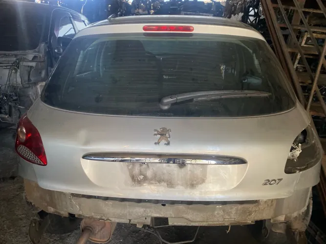 Peugeot 207/ 2011, Tampa traseira .