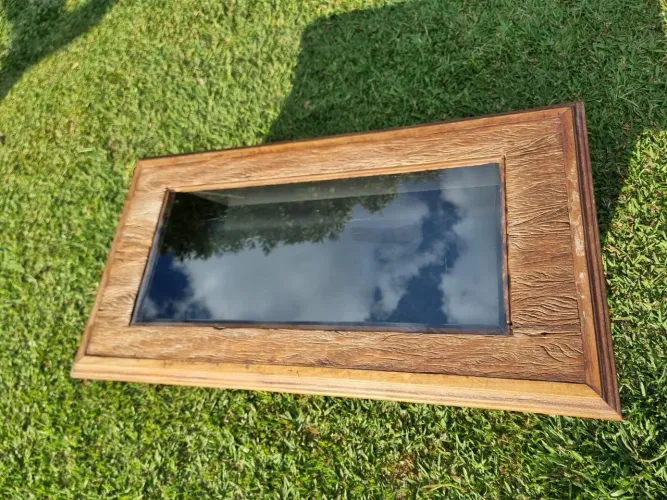 Mesa de centro com nicho de vidro no centro 