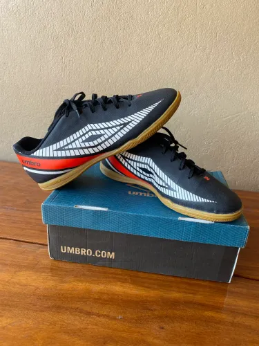 Chuteira Preta Umbro Nova