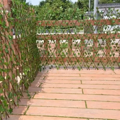 Duas Treliças Gradil com folhagens ?  Cerca Painel