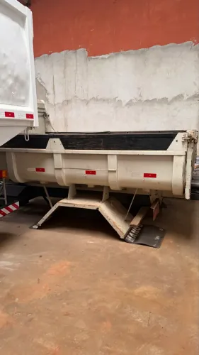 Caçamba para caminhão basculante 4m3 com Divisoria e abertura total da tampa traseira 