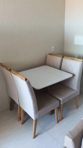 Mesa de jantar com 4 cadeiras