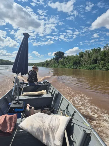 Barco com motor e carreta