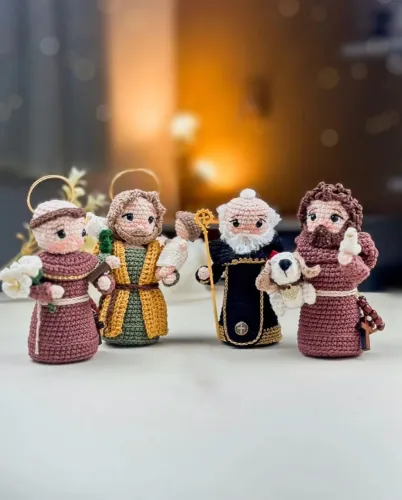 Santo Antônio José Bento Francisco Feito à Mão Amigurumi Crochê Boneco Católico Chaveiro
