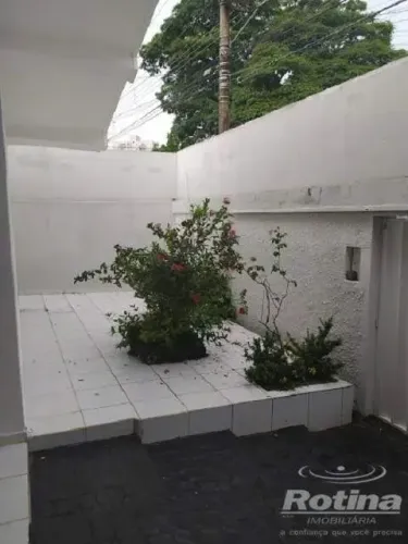 Casa para alugar, 3 quartos, Fundinho - Uberlândia/MG - Rotina Imobiliária