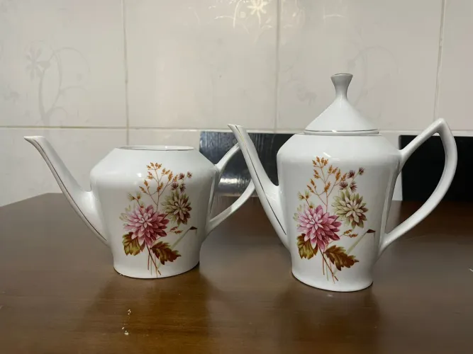 Antigo Bule de café é chá em porcelana Pozzani 