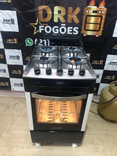 Fogão Brastemp automático com timer, grill e chama dupla