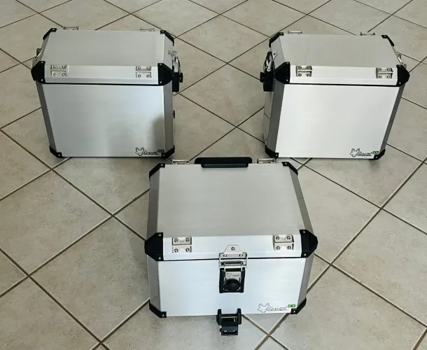 Baús em alumínio naval escovado e suportes em aço inox