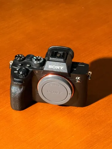 Câmera Sony A7Riv (Usada)