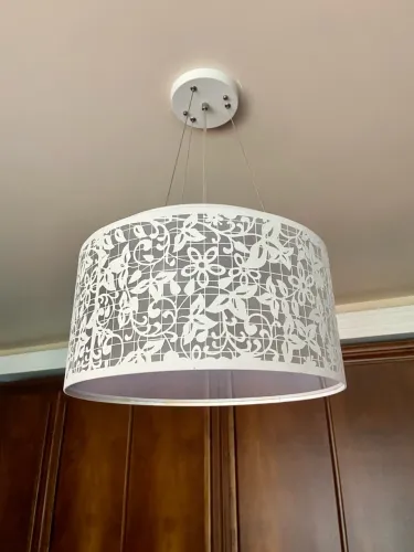 Lustre de teto branco com detalhes em renda