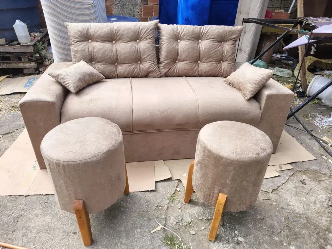 Sofá 3 lugares 2 puffs grátis 479,99