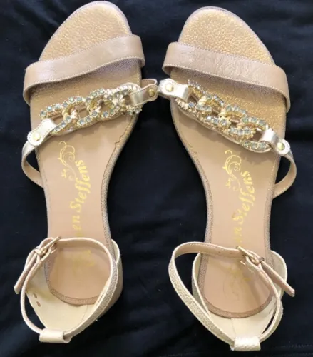Carmen Steffens sandália com pedrarias!