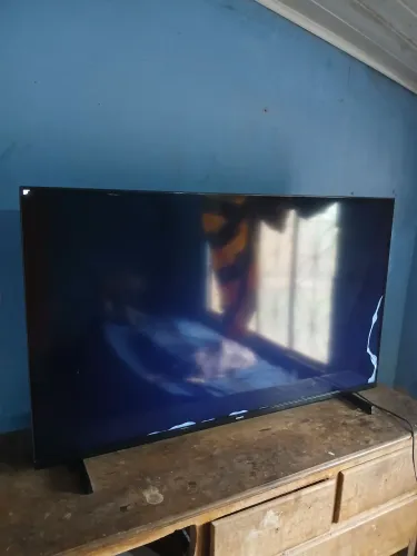 TV Philips com tela danificada