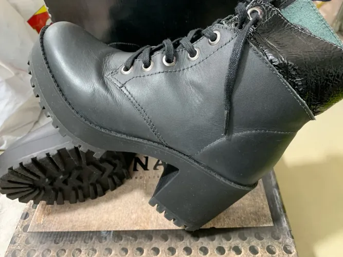 Cuturno feminino em couro 