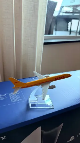 Miniatura de avião DHL express 1/500