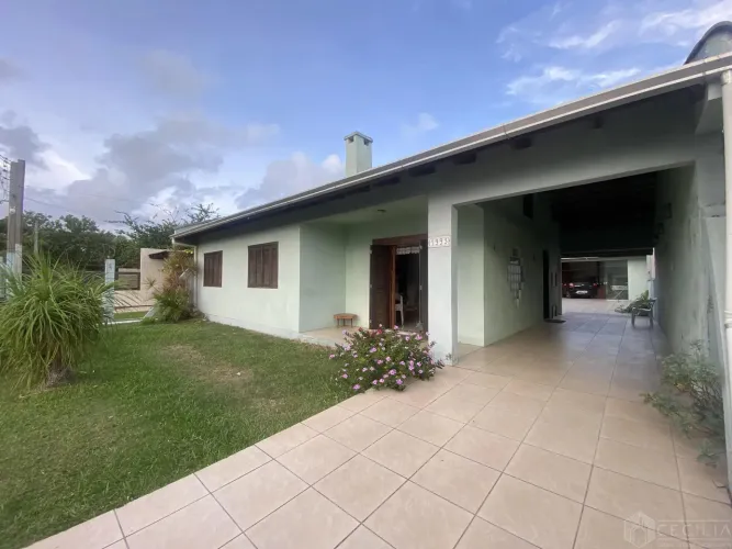 Casa com 4 dormitórios, sendo 2 suítes, espaço goumert com churrasqueira e fogão de campan
