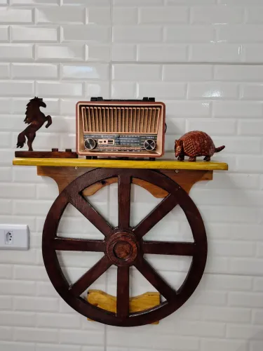 Roda de carroça decorativa de madeira para parede