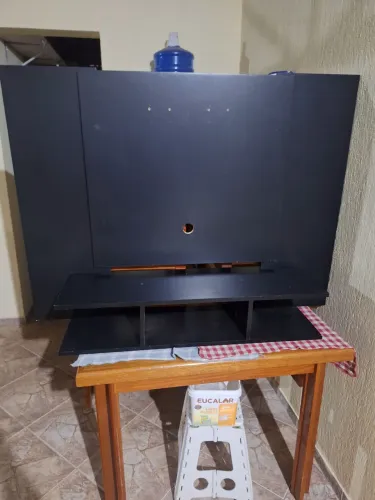 Painel de TV Preto com Prateleiras - MDF