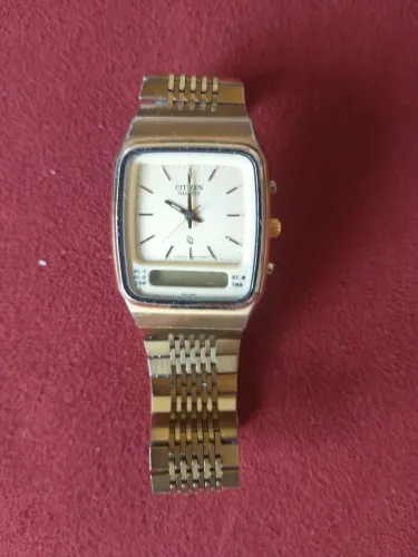 Relógio Citizen Quartz Dourado 